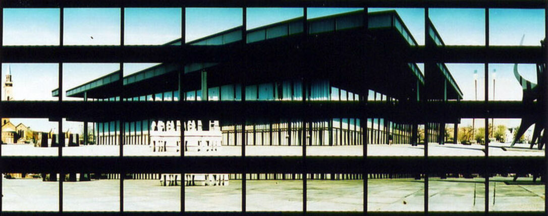 Thomas Kellner: 04#16 Berlin, Neue Nationalgalerie (Architekt: Ludwig Mies van der Rohe), 1998, C-Print, 34,5 x 14,5 cm/13,5" x 5,6", 10+3
