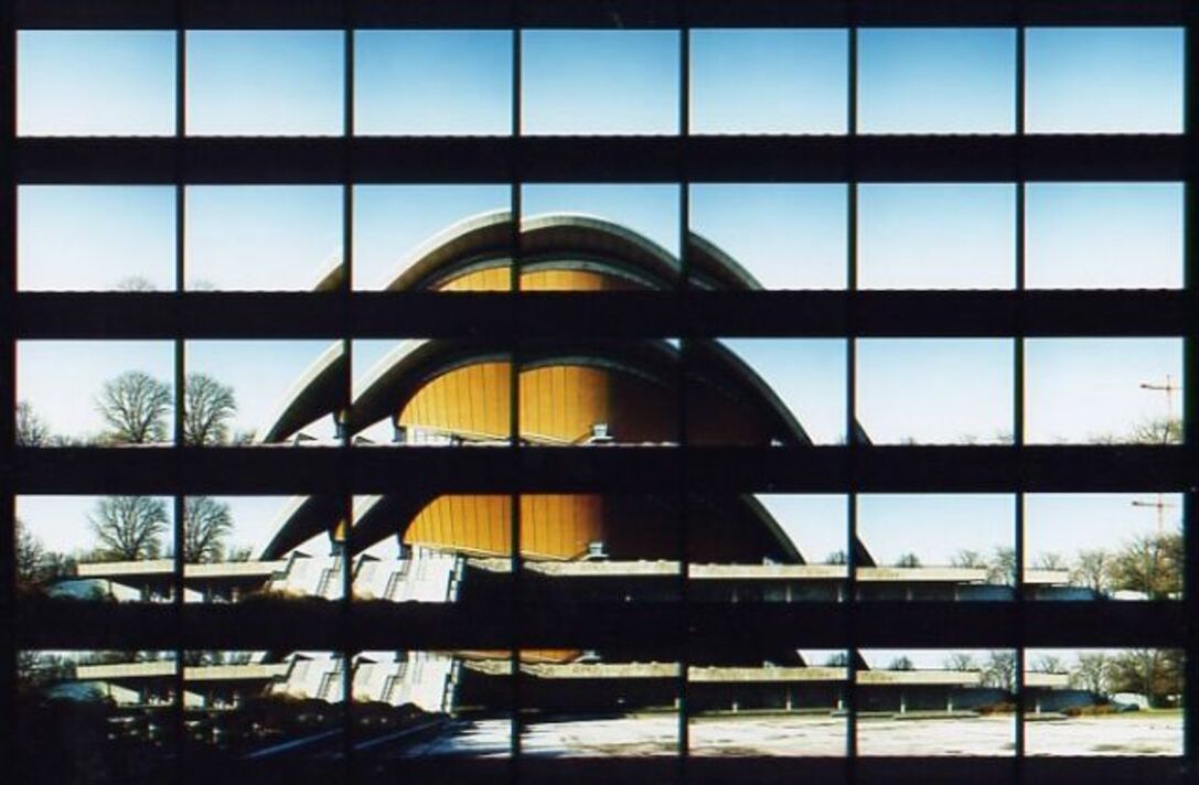 Thomas Kellner: 04#17 Berlin, Haus der Kulturen der Welt (Architekt: Hugh Stubbins Jr.), 1998, C-Print, 26,8x17,6 cm / 10,5 "x6,9", Auflage 10+3