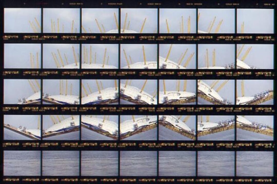 Thomas Kellner: 14#23 London, Millenium Dome, 1999, C-Print, 26,8 x 17,6 cm/10,5" x 6,9", Auflage 10+3