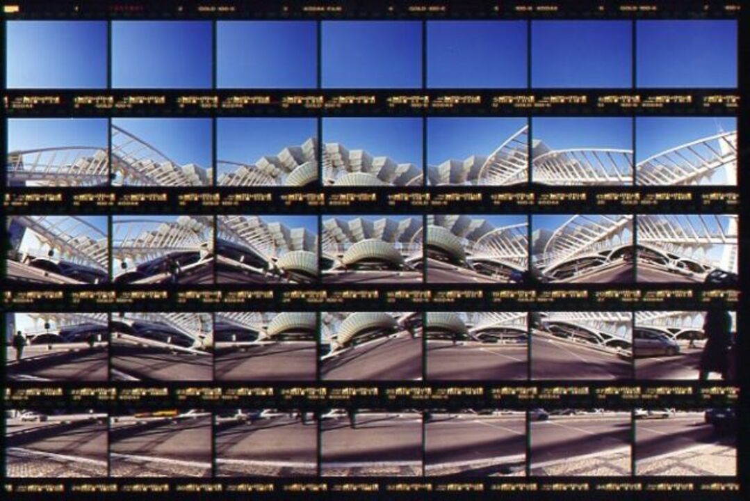 Thomas Kellner: 15#20 Lissabon, Estacao Oriente (Architekt: Santiago Calatrava), 1999, C-Print, 26,8 x 17,6 cm / 10,5" x 6,9", Auflage 10+3