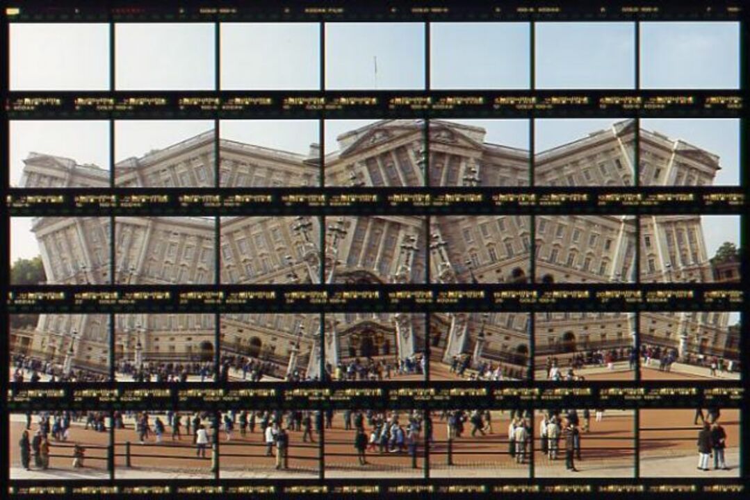 Thomas Kellner: 14#17 London, Buckingham Palace (Architekten: Herzog von Buckingham, John Sheffield, John Nash, Aston Webb), 1999, C-Print, 26,8 x 17,6 cm/10,5" x 6,9", Auflage 10+3