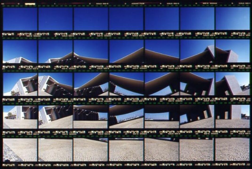 Thomas Kellner: 15#25 Lissabon, Pavillon Portuguesa (Architekt: Álvaro Siza Vieira), 1999, C-Print, 26,8 x 17,6 cm/10,5 " x 6,9", Auflage 10+3