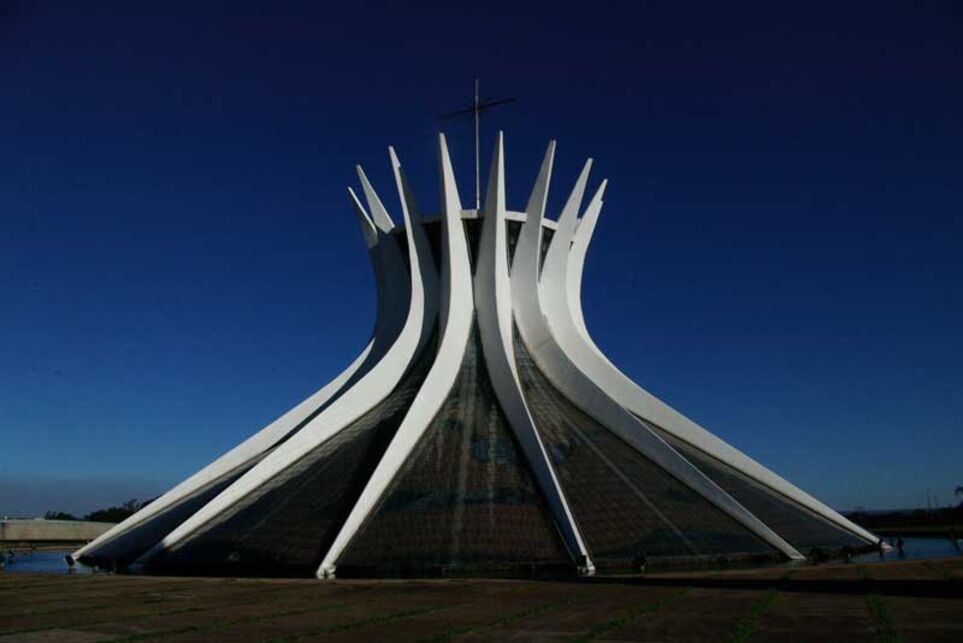 Blauer Himmel über der Kathedrale von Brasilia