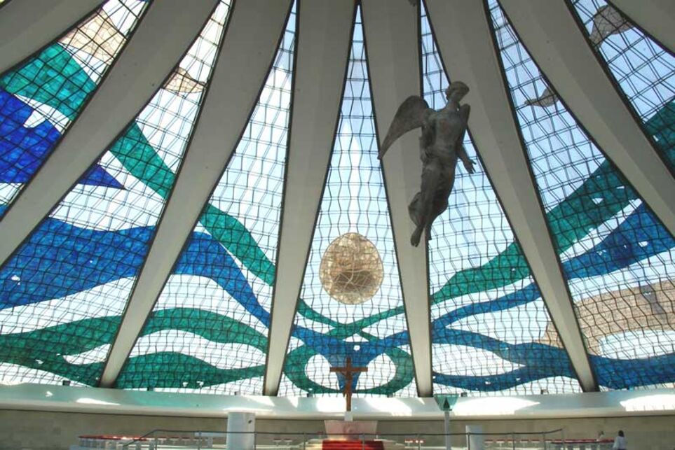 Blick in die Metropolitan Kathedrale von Brasilia mit den Glasfenstern von Mariana Perreti