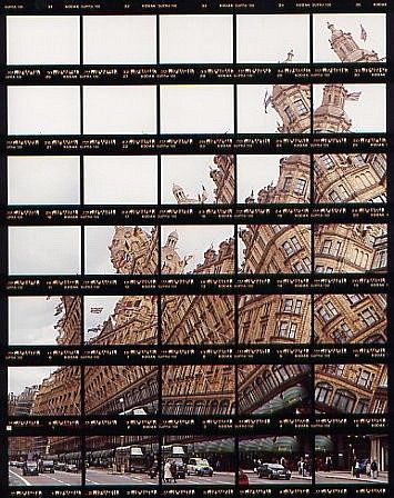 Thomas Kellner: 27#13 London, Harrods, 2001, C-Print, 19,2x24,7 cm/7,5"x9,6", edition 20+3