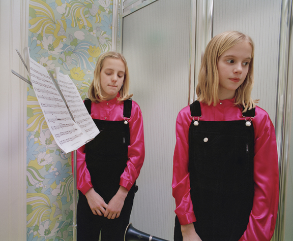 Blake Fitch, Girls in bathroom 97, archival pigment print, 1997, 48,6 x 40 cm