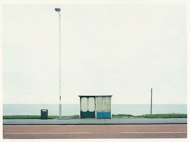 Marcella Mueller: „Busstop II. Tynemouth. England”, C-Print, 27,5 x 39 cm, 1999, Auflage 20+2