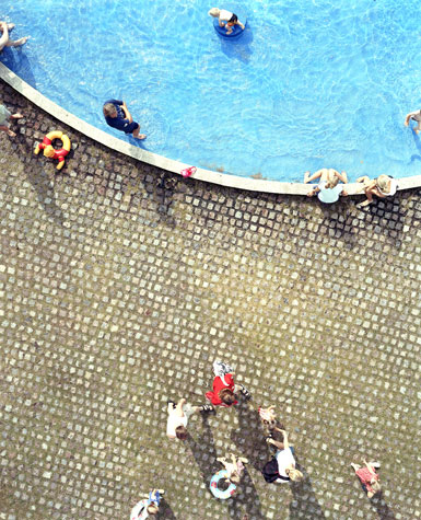 Sarianna Metsaehuone: Sommertag am Pool, aus der Serie: "City Spaces"; C-Print, 37x47cm, 2003, Auflage 6