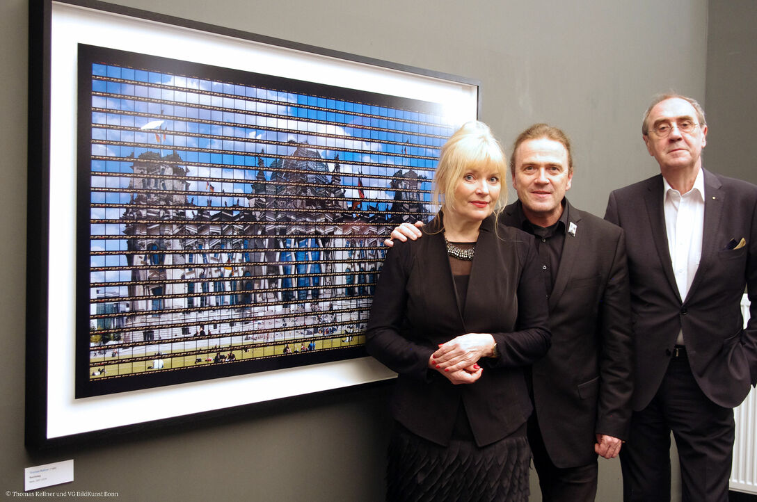 Thomas Kellner with Kerstin Müller and Andreas Langner directors Deutsches Fotomuseum infront of his image of the Berlin Reichstag