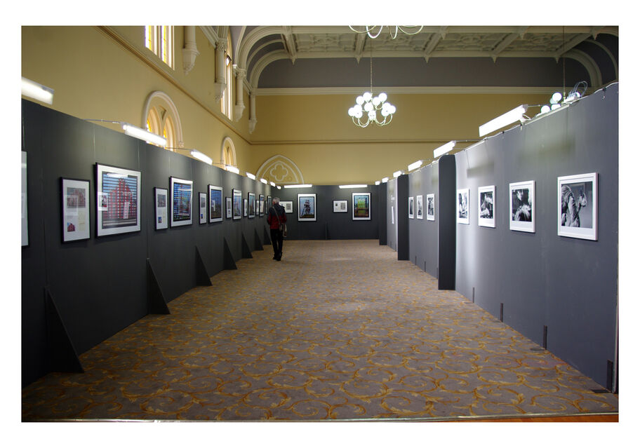Ausstellungsaufbau bei der Ballarat International Foto Biennale