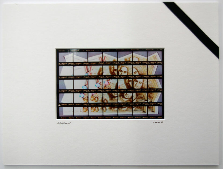 Thomas Kellner: 50 DM, 2000, C-Print, 15 x 10 cm im Passepartout mit Trauerflor, Auflage 100
