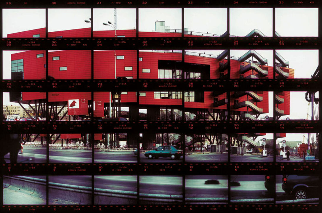 Thomas Kellner: 04#06 Berlin, Red Box (Architekten: Schneider & Schumacher) 1998, C-Print, 26,8 x 17,6 cm/10,5" x 6,9", Auflage 10+3