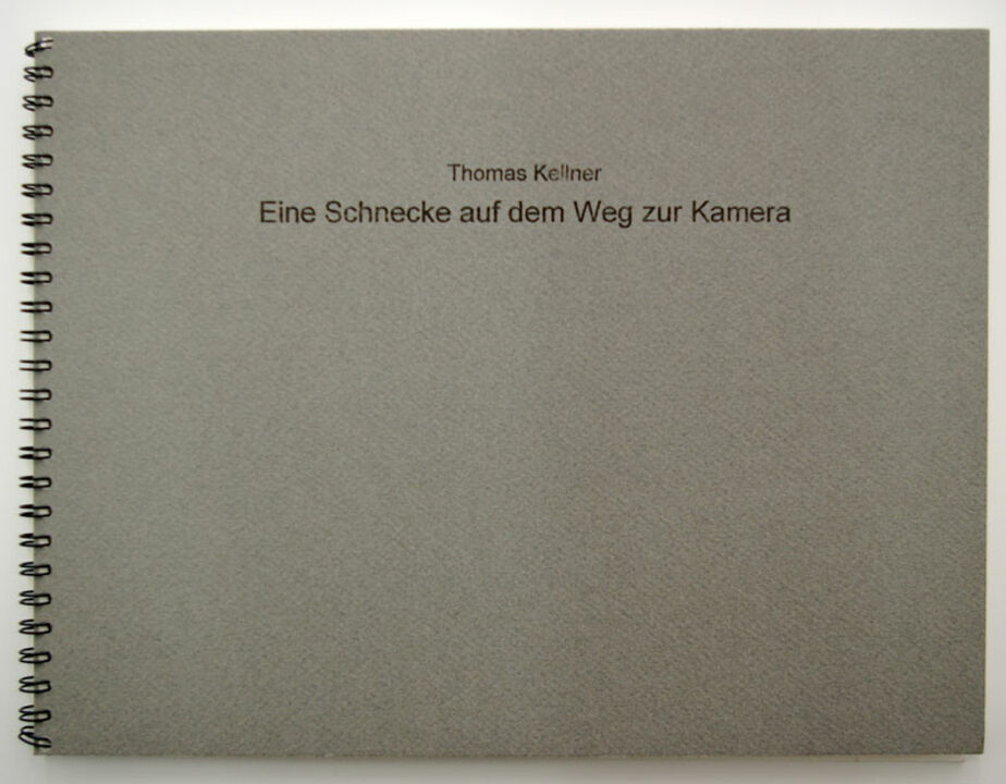 Thomas Kellner: "Eine Schnecke auf dem Weg zur Kamera", Künstler Buch, 11 BW-prints 17,5x17,5cm on 26,5x19,5 Papier Spiralgebunden, Edition 6
