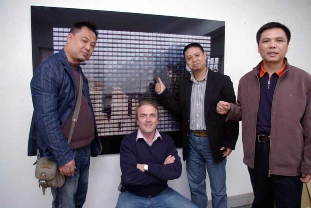 Zeng Fanxu, Zhang Zhaofang, Chen Yong from Deyang and Sichuan visit Thomas Kellner in front of the Great Wall