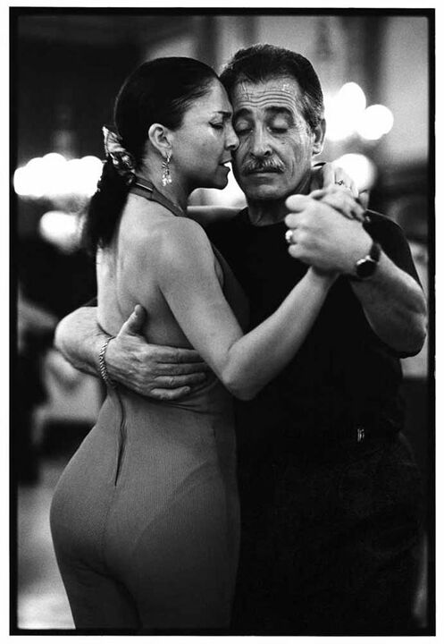 Adriana Groisman: ReFaSí, close embrace ( 4:00 pm Confiteria La Ideal #62), 1999, digital pigmentprint, 33x48cm, offene Auflage