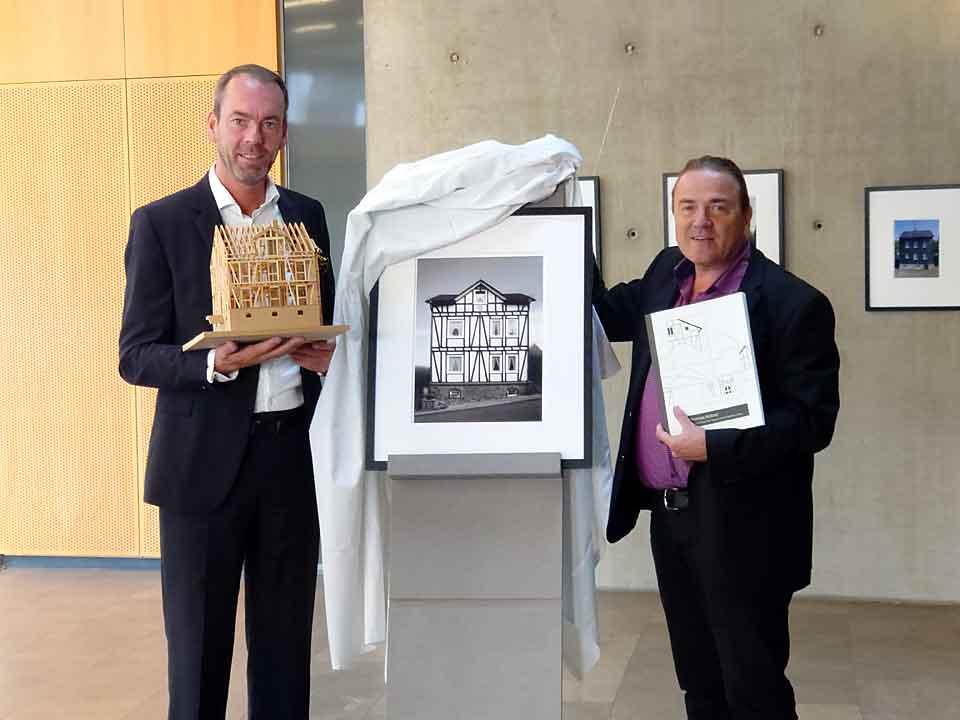 Markus Lehrmann, Hauptgeschäftsführer der Architektenkammer Nordrhein-Westfalen in Düsseldorf und Thomas Kellner, Fotokünstler aus Siegen, präsentieren das neue Bild.