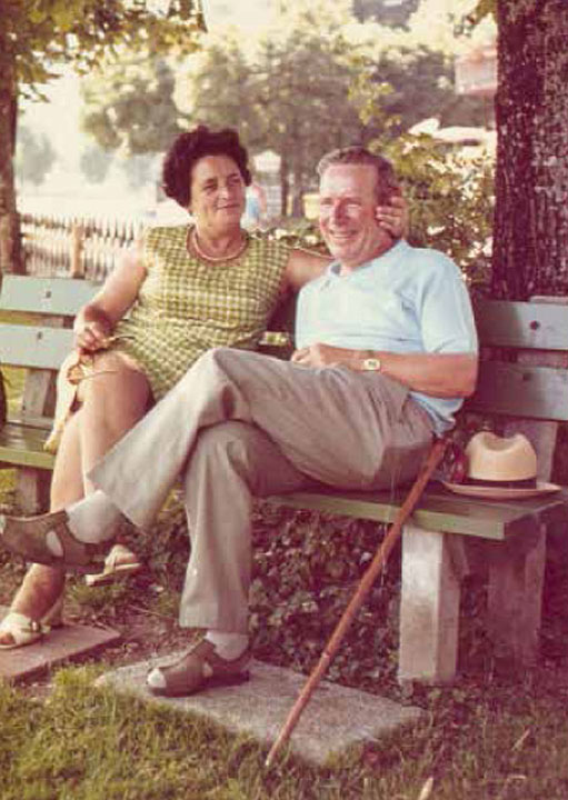 Heinrich Georg mit seiner Frau auf einer Bank