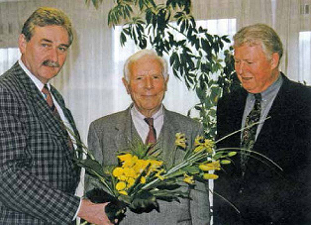 Heinrich Georg erhält einen Blumenstrauß