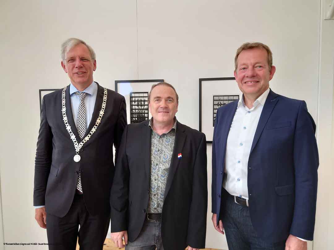 Kornelius Visscher, Bürgermeister von Katwijk, Fotokünstler Thomas Kellner und Steffen Mues, Bürgermeister von Siegen.
