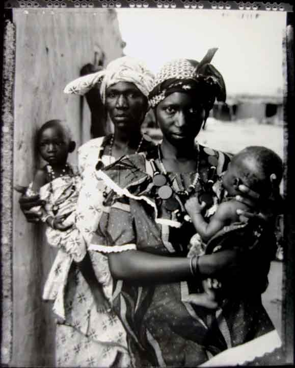 Gilles Perrin: Aminafata and Fanta, Fatoumata and Bousukari, Kikara, Mali, silver gelatin print, 2002, 27,8 x 34,5 cm