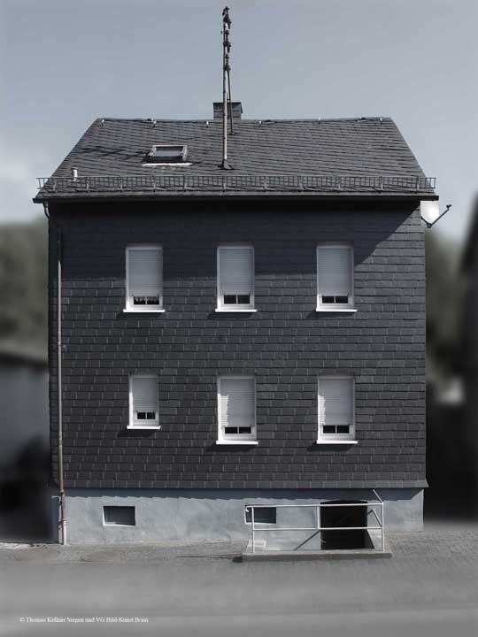 Eiserntalstraße 117, aus der Serie: Fachwerkhäuser des Siegener Industriegebietes heute, von Thomas Kellner, 2021, Epson auf Hahnemühle photorag, 30 x 40 cm / 12" x 16", 3+1, 18 x 24 cm / 7" x 9", 5+2
