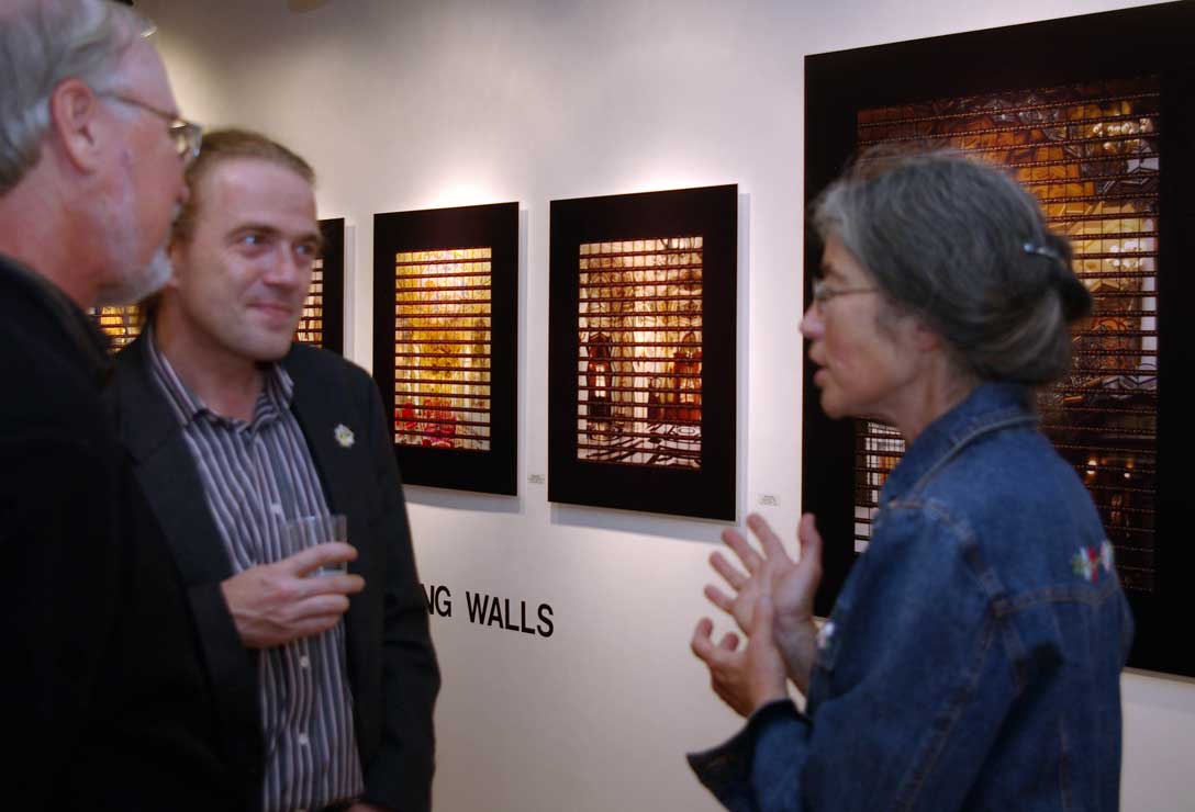 Foto: Der Künstler im Gespräch mit dem Kurator David Travis und seiner Frau in der Ausstellung Dancing Walls