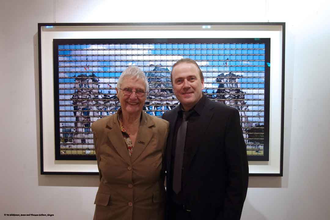 Gisela von Slatow from the Offenbach Art Association and Thomas Kellner in front of the photograph of the Reichtsag in Berlin